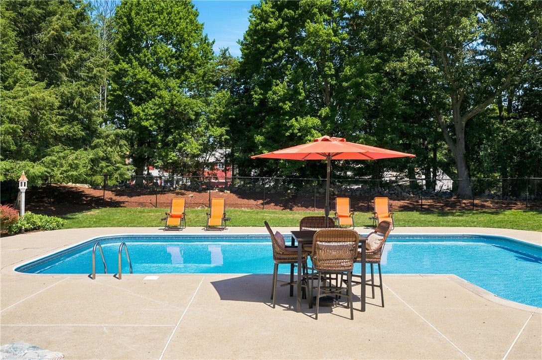 4 Fieldside Drive