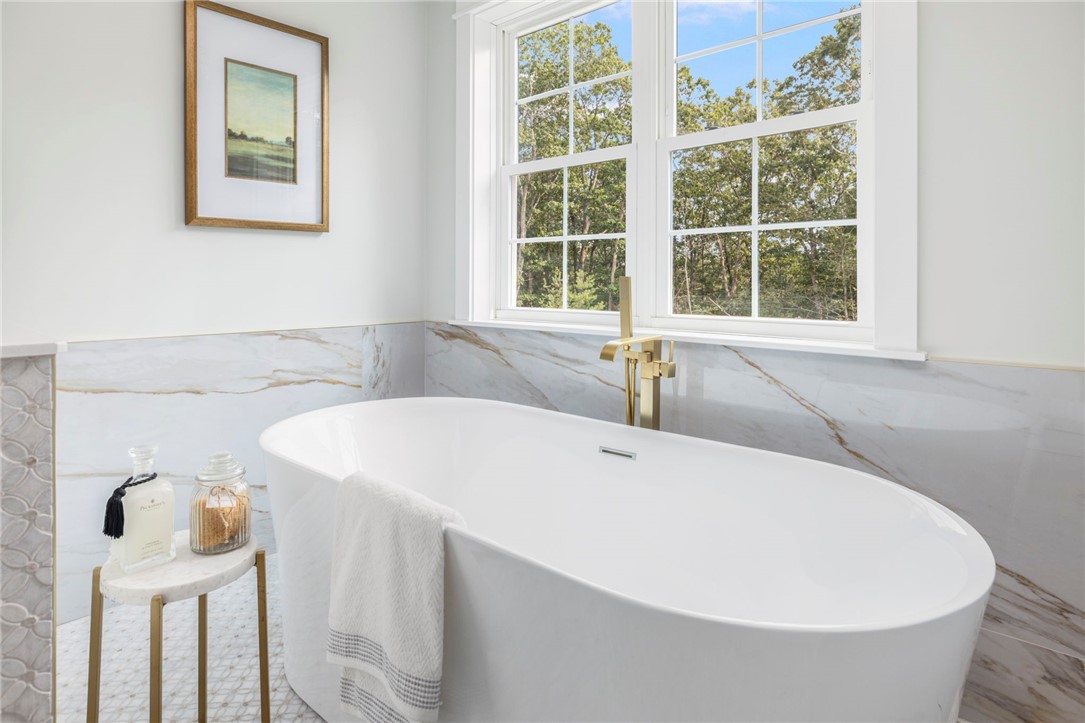 East Greenwich, Rhode Island, 02818, United States, 5 Bedrooms Bedrooms, ,4 BathroomsBathrooms,Residential,Active,2034280