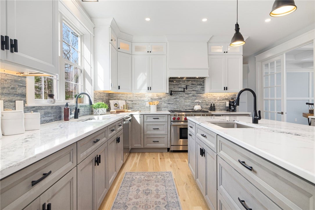East Greenwich, Rhode Island, 02818, United States, 5 Bedrooms Bedrooms, ,4 BathroomsBathrooms,Residential,Active,2034280