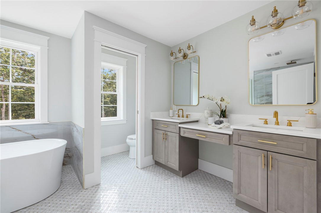 East Greenwich, Rhode Island, 02818, United States, 5 Bedrooms Bedrooms, ,4 BathroomsBathrooms,Residential,Active,2034280