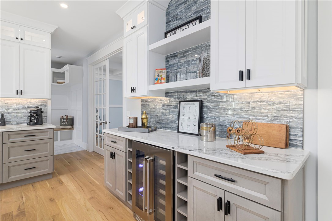 East Greenwich, Rhode Island, 02818, United States, 5 Bedrooms Bedrooms, ,4 BathroomsBathrooms,Residential,Active,2034280