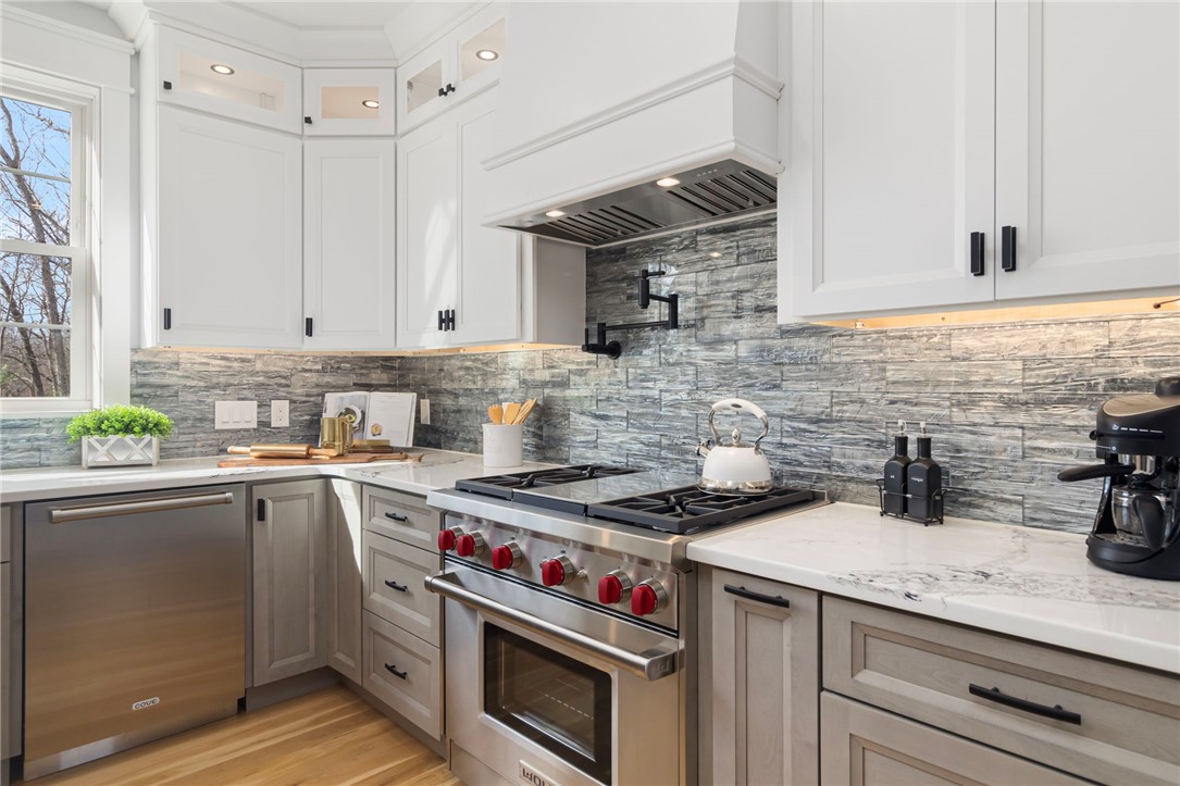 East Greenwich, Rhode Island, 02818, United States, 5 Bedrooms Bedrooms, ,4 BathroomsBathrooms,Residential,Active,2034280