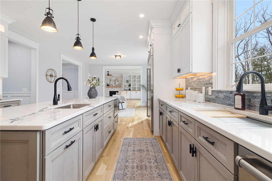 East Greenwich, Rhode Island, 02818, United States, 5 Bedrooms Bedrooms, ,4 BathroomsBathrooms,Residential,Active,2034280