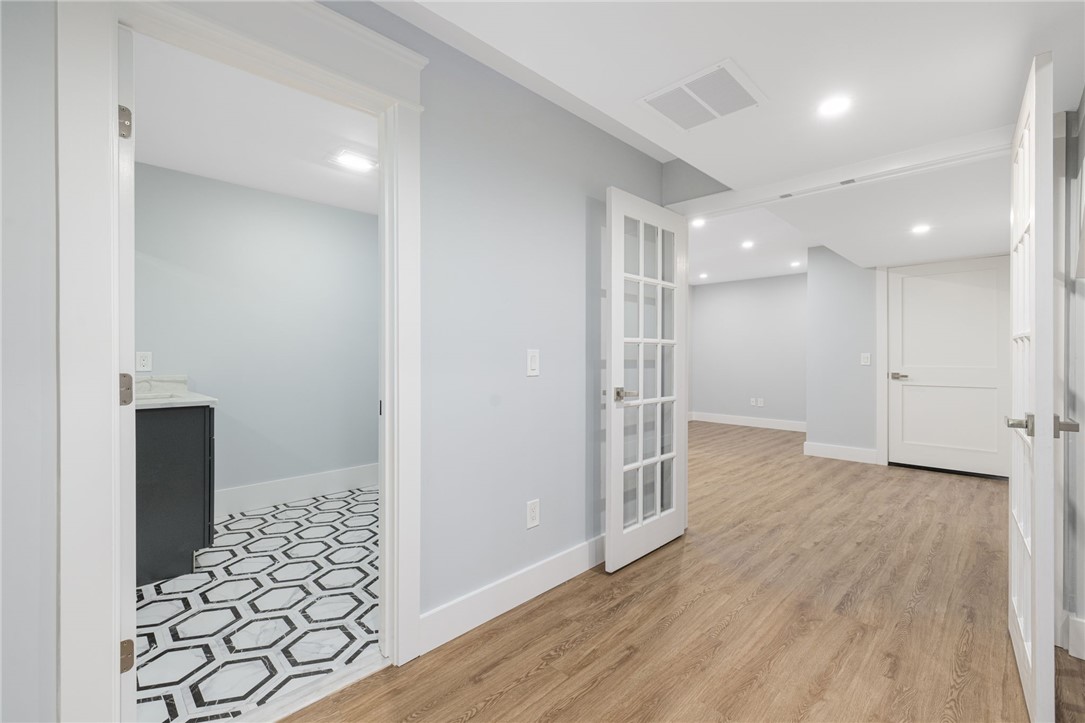 East Greenwich, Rhode Island, 02818, United States, 5 Bedrooms Bedrooms, ,4 BathroomsBathrooms,Residential,Active,2034280