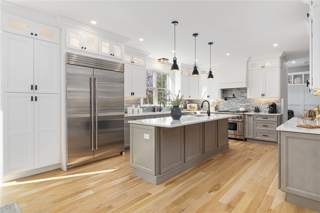East Greenwich, Rhode Island, 02818, United States, 5 Bedrooms Bedrooms, ,4 BathroomsBathrooms,Residential,Active,2034280