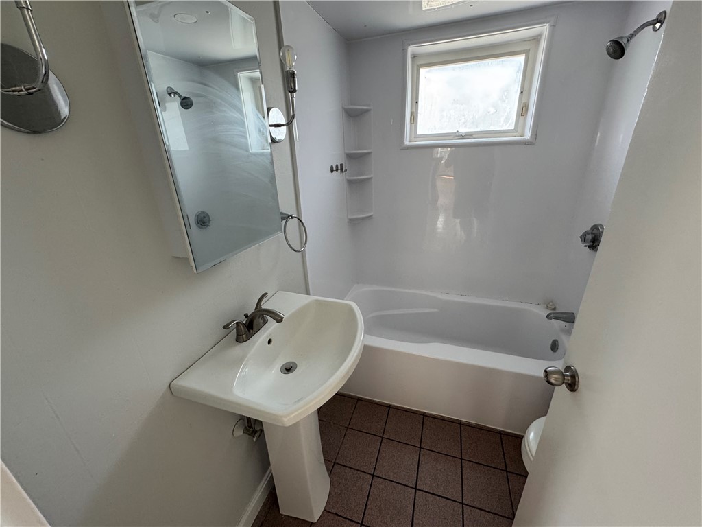 Providence, Rhode Island 02906, United States, 2 Bedrooms Bedrooms, ,1 BathroomBathrooms,Residential,Active,218872