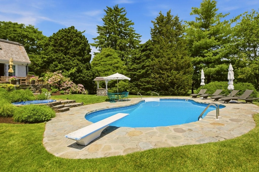 148 Nanaquaket Road