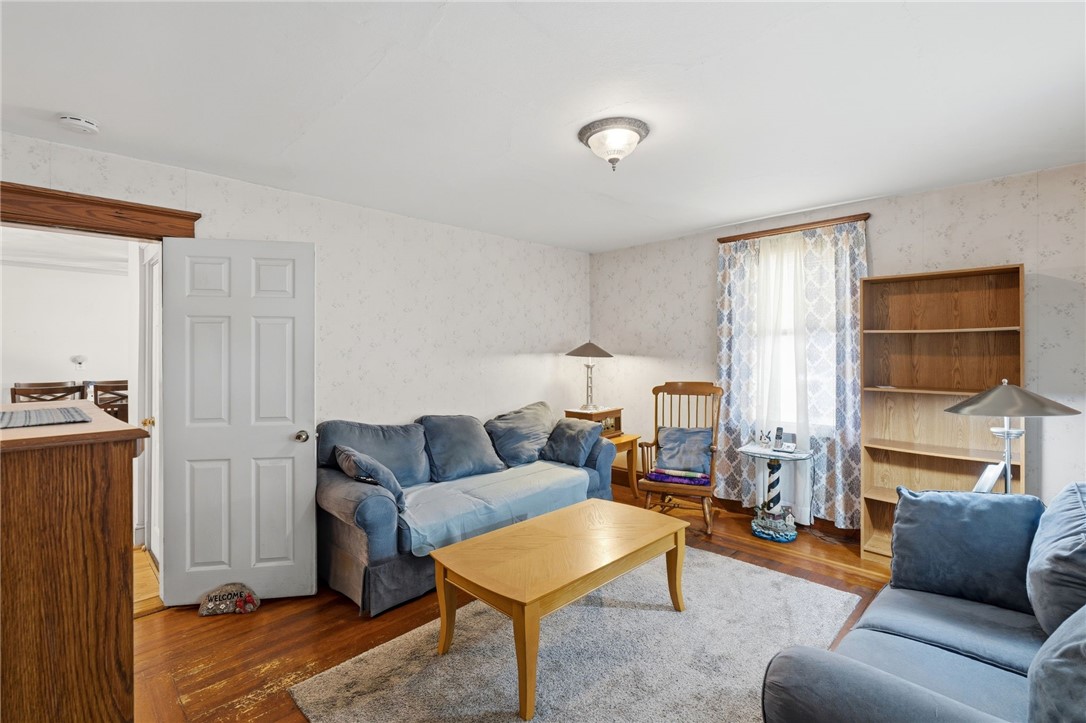 49 West Warwick Avenue