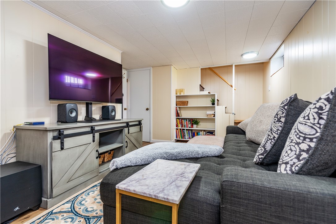 Cranston, Rhode Island 02910, United States, 2 Bedrooms Bedrooms, ,2 BathroomsBathrooms,Residential,Active,142489