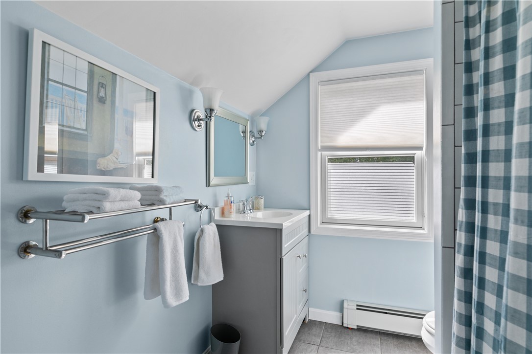 Newport, Rhode Island 02840, United States, 3 Bedrooms Bedrooms, ,2 BathroomsBathrooms,Residential,Pending,37584