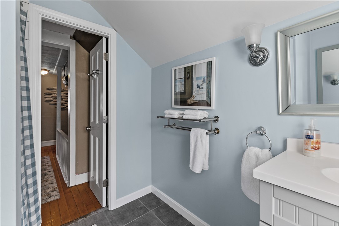 Newport, Rhode Island 02840, United States, 3 Bedrooms Bedrooms, ,2 BathroomsBathrooms,Residential,Pending,37584