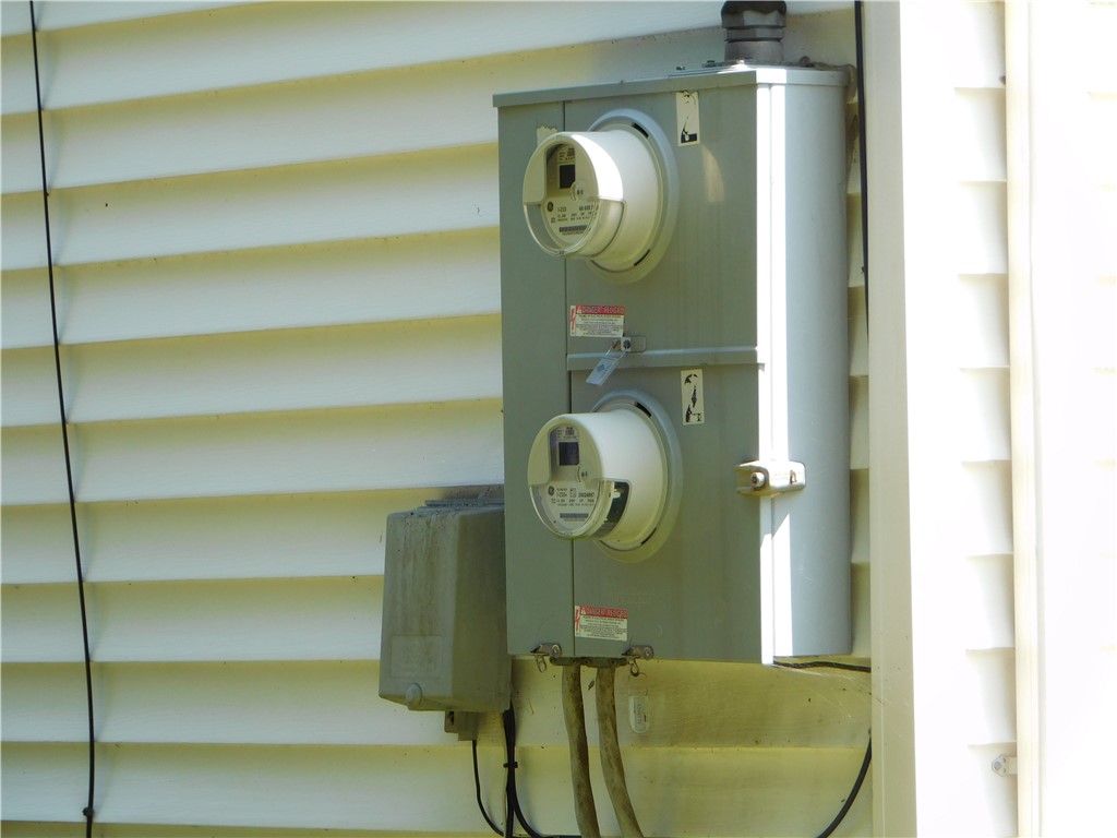 West Warwick, Rhode Island 02893, United States, 6 Bedrooms Bedrooms, ,2 BathroomsBathrooms,Residential,Active,219510