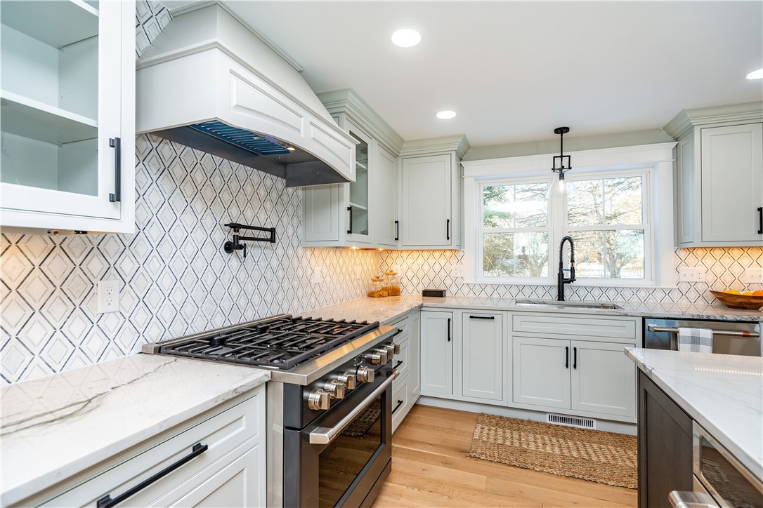 Middletown, Rhode Island 02842, United States, 3 Bedrooms Bedrooms, ,4 BathroomsBathrooms,Residential,Pending,14272