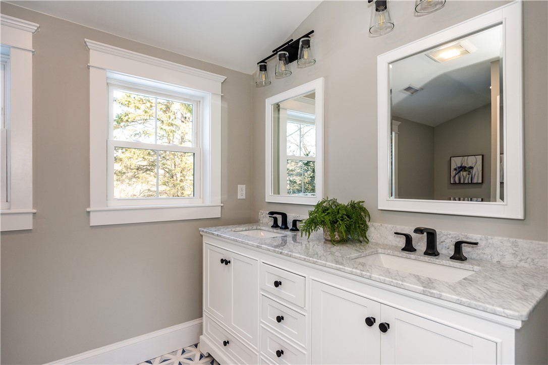 Middletown, Rhode Island 02842, United States, 3 Bedrooms Bedrooms, ,4 BathroomsBathrooms,Residential,Pending,14272