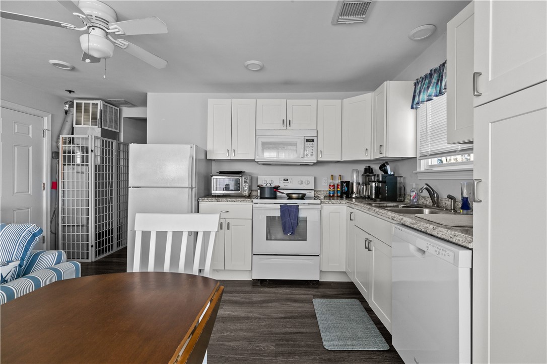 Middletown, Rhode Island 02842, United States, 1 Bedroom Bedrooms, ,2 BathroomsBathrooms,Residential,Active,16831