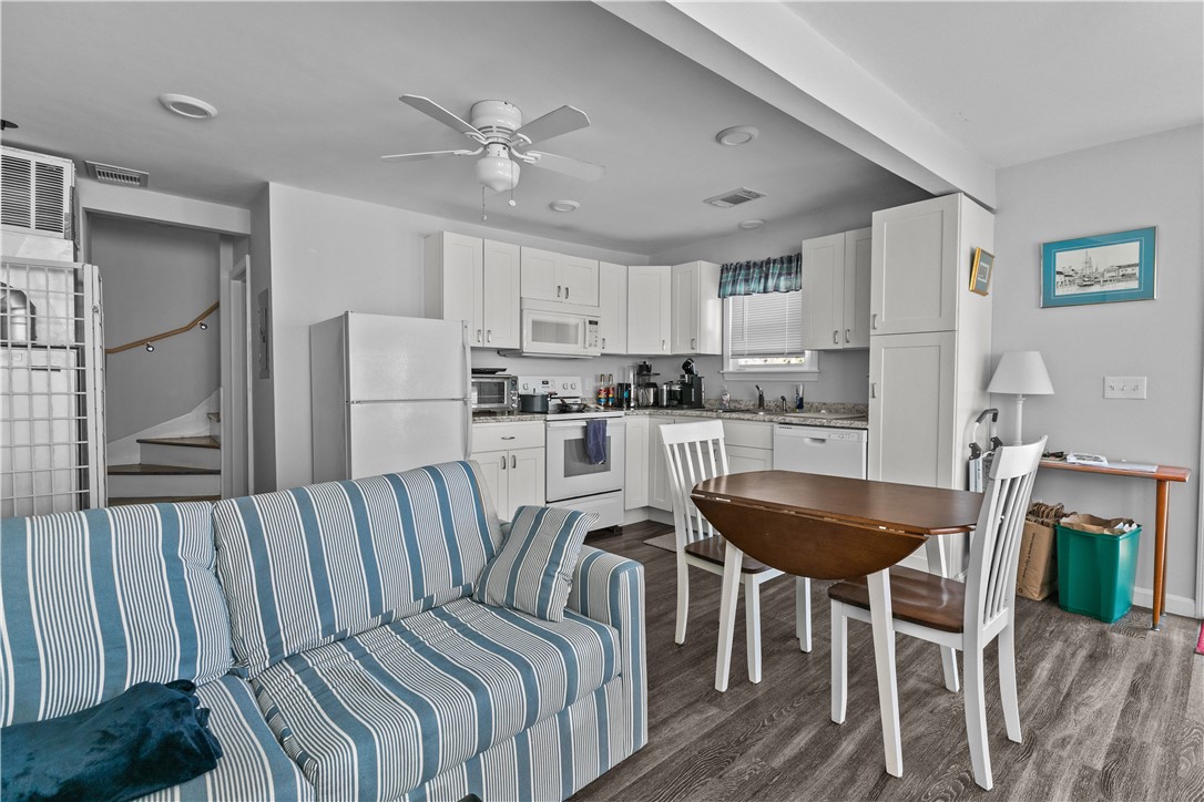 Middletown, Rhode Island 02842, United States, 1 Bedroom Bedrooms, ,2 BathroomsBathrooms,Residential,Active,16831