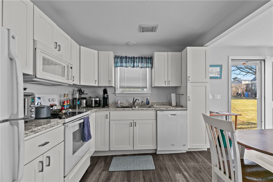 Middletown, Rhode Island 02842, United States, 1 Bedroom Bedrooms, ,2 BathroomsBathrooms,Residential,Active,16831