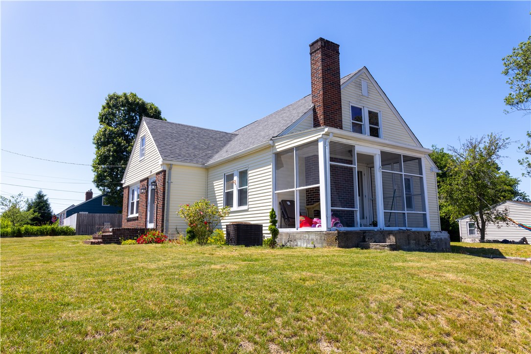 Photo 2 of 20 of 39 Rowe Avenue house