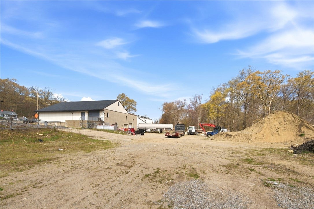 886 Eddie Dowling Highway