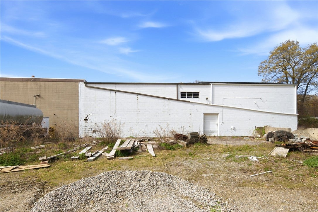 886 Eddie Dowling Highway