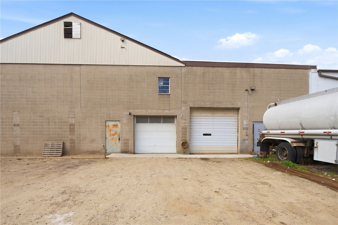 886 Eddie Dowling Highway