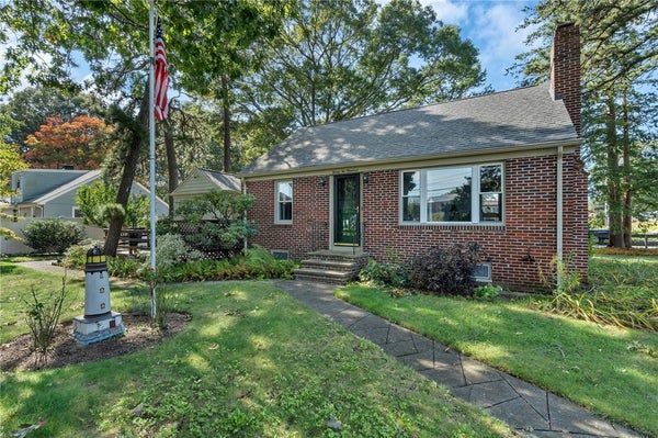 2200 W SHORE RD, WARWICK, RI 02889 - Image c7cd2fba5ff84a9b7785dd50e25fe97b/2735859085