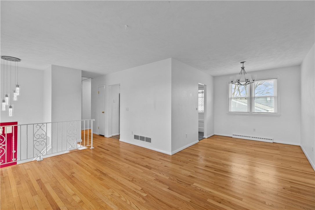 Middletown, Rhode Island 02842, United States, 4 Bedrooms Bedrooms, ,2 BathroomsBathrooms,Residential,Pending,16833