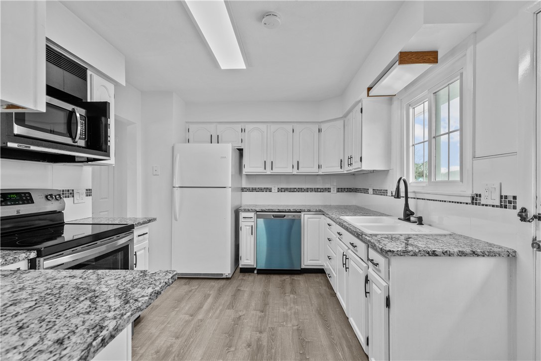 Middletown, Rhode Island 02842, United States, 4 Bedrooms Bedrooms, ,2 BathroomsBathrooms,Residential,Pending,16833