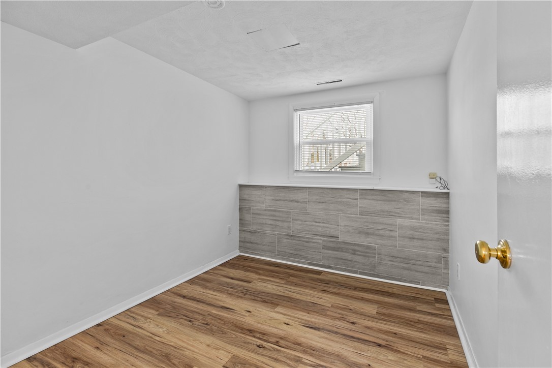 Middletown, Rhode Island 02842, United States, 4 Bedrooms Bedrooms, ,2 BathroomsBathrooms,Residential,Pending,16833