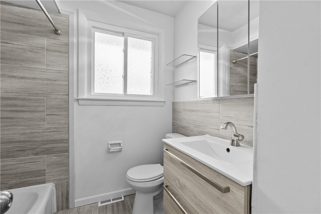 Middletown, Rhode Island 02842, United States, 4 Bedrooms Bedrooms, ,2 BathroomsBathrooms,Residential,Pending,16833