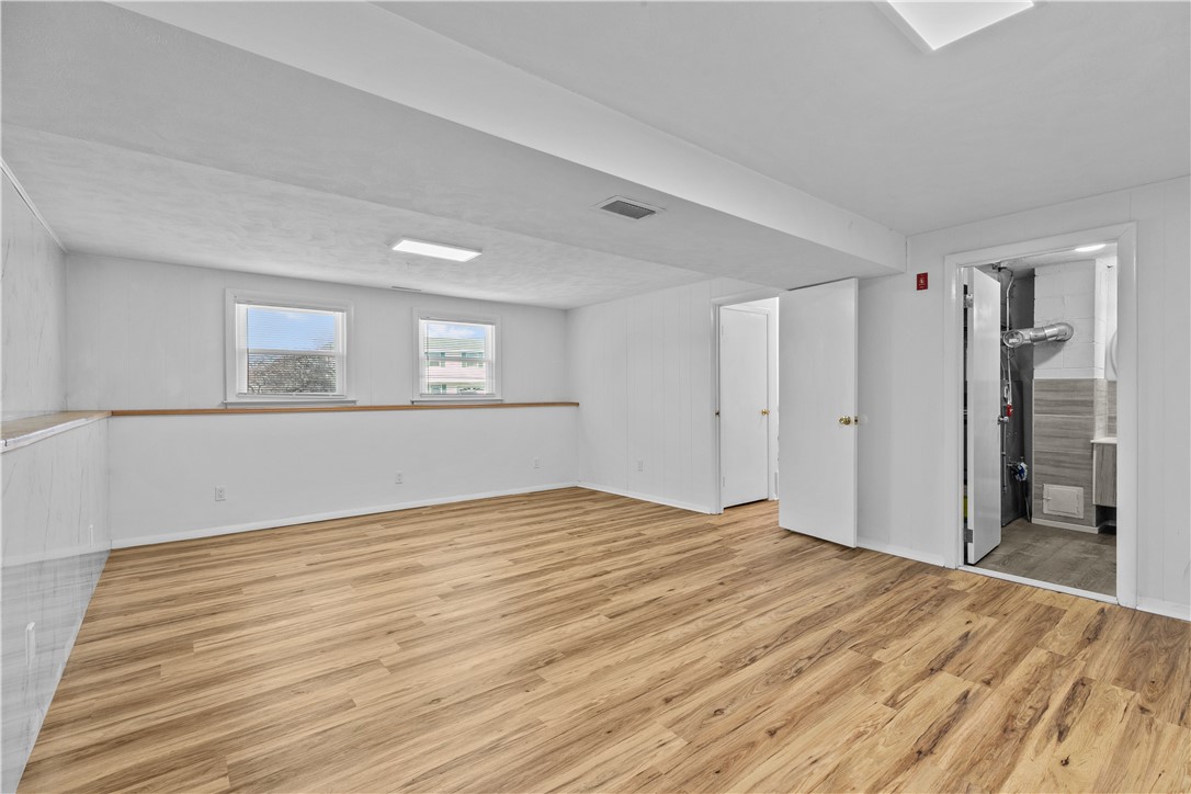 Middletown, Rhode Island 02842, United States, 4 Bedrooms Bedrooms, ,2 BathroomsBathrooms,Residential,Pending,16833