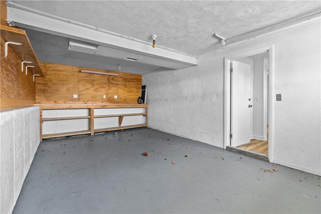 Middletown, Rhode Island 02842, United States, 4 Bedrooms Bedrooms, ,2 BathroomsBathrooms,Residential,Pending,16833