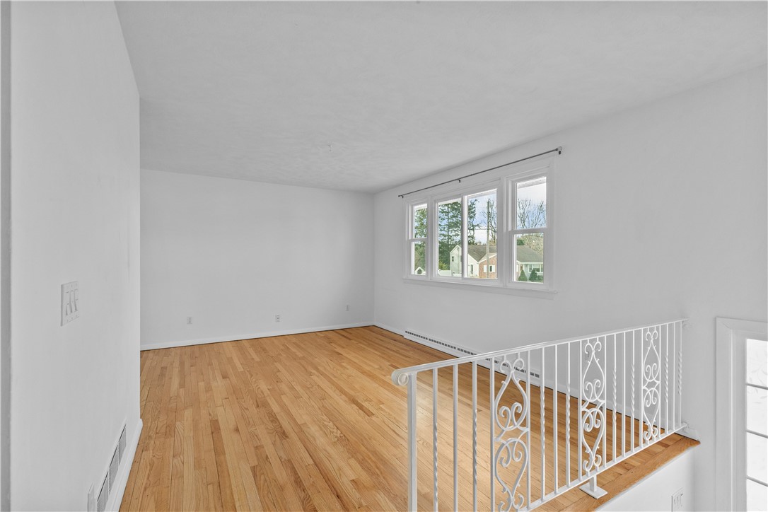 Middletown, Rhode Island 02842, United States, 4 Bedrooms Bedrooms, ,2 BathroomsBathrooms,Residential,Pending,16833