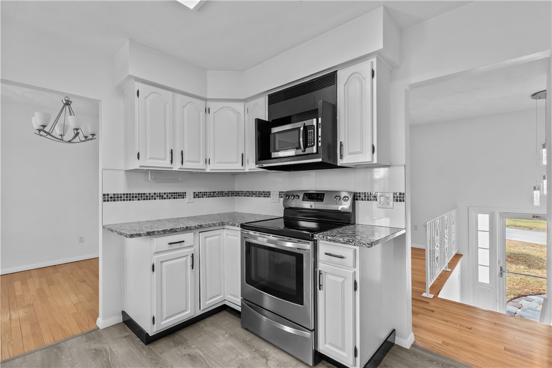 Middletown, Rhode Island 02842, United States, 4 Bedrooms Bedrooms, ,2 BathroomsBathrooms,Residential,Pending,16833