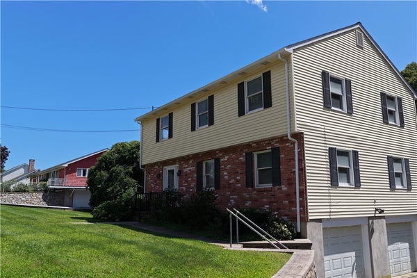 8 PEQUOT AVE, WESTERLY, RI 02891 - Image ca5cbe5bcdbfdf5f55d9b08df6b5c448/3532296176