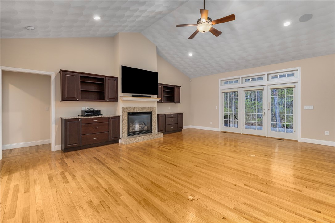 Cranston, Rhode Island, 02921, United States, 3 Bedrooms Bedrooms, ,3 BathroomsBathrooms,Residential,Active,2043797