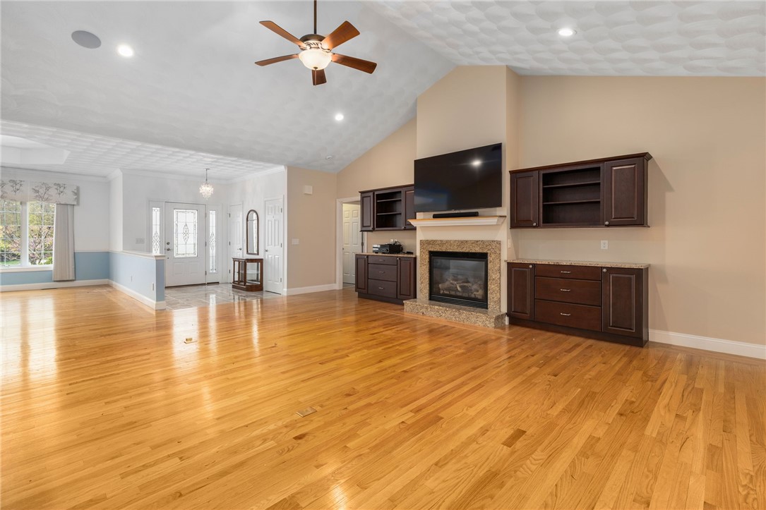 Cranston, Rhode Island, 02921, United States, 3 Bedrooms Bedrooms, ,3 BathroomsBathrooms,Residential,Active,2043797