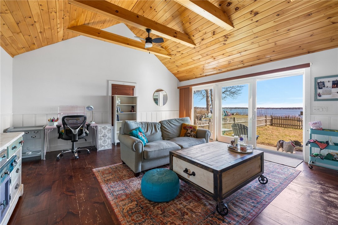 Warwick, Rhode Island 02888, United States, 2 Bedrooms Bedrooms, ,3 BathroomsBathrooms,Residential,Active,92544