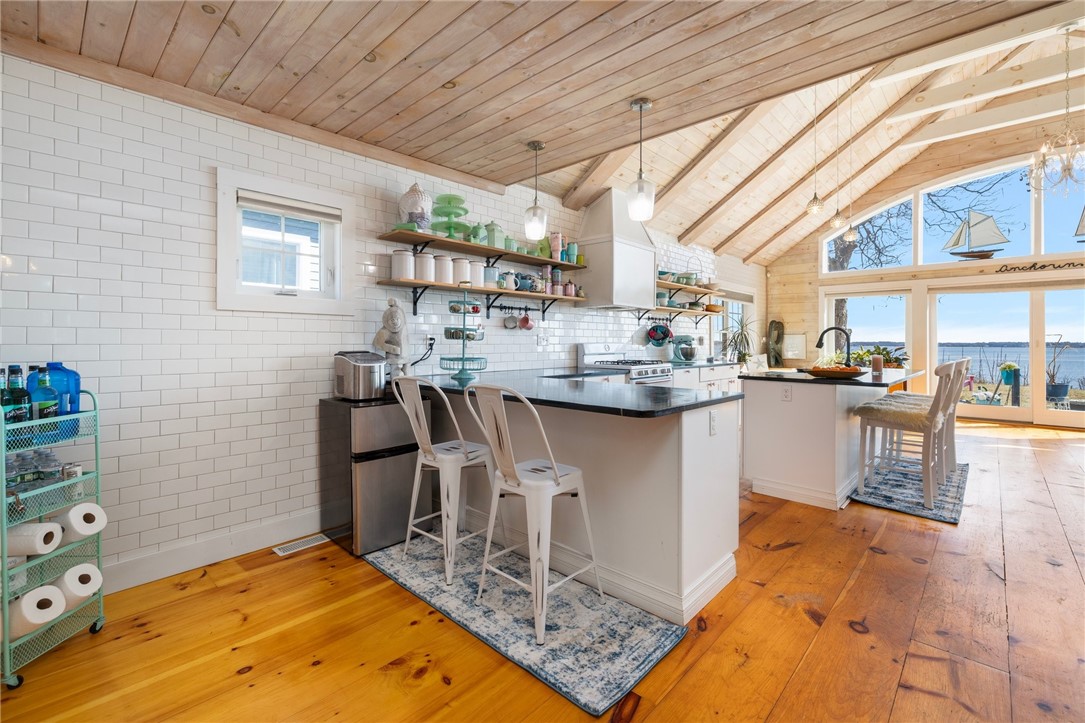 Warwick, Rhode Island 02888, United States, 2 Bedrooms Bedrooms, ,3 BathroomsBathrooms,Residential,Active,92544