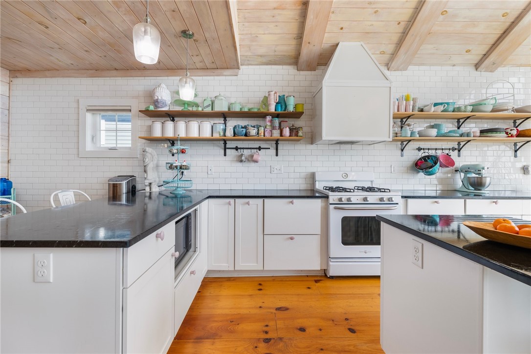 Warwick, Rhode Island 02888, United States, 2 Bedrooms Bedrooms, ,3 BathroomsBathrooms,Residential,Active,92544