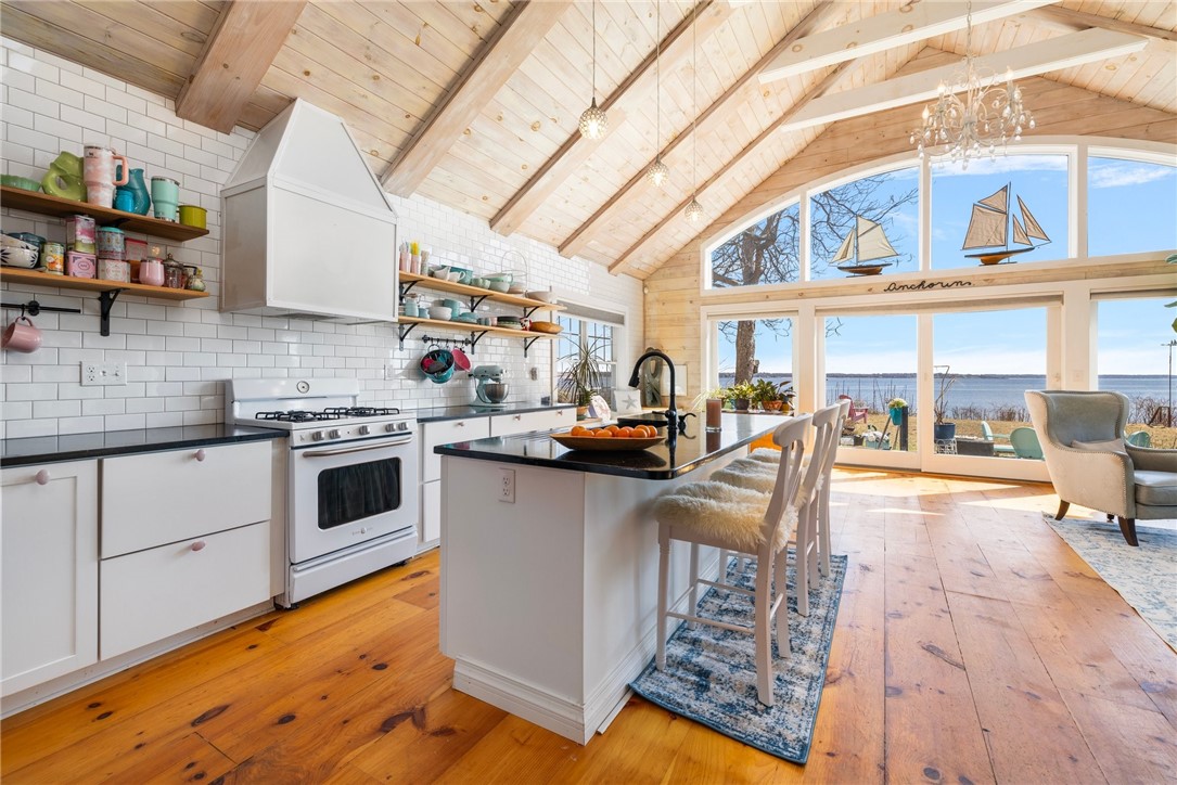 Warwick, Rhode Island 02888, United States, 2 Bedrooms Bedrooms, ,3 BathroomsBathrooms,Residential,Active,92544