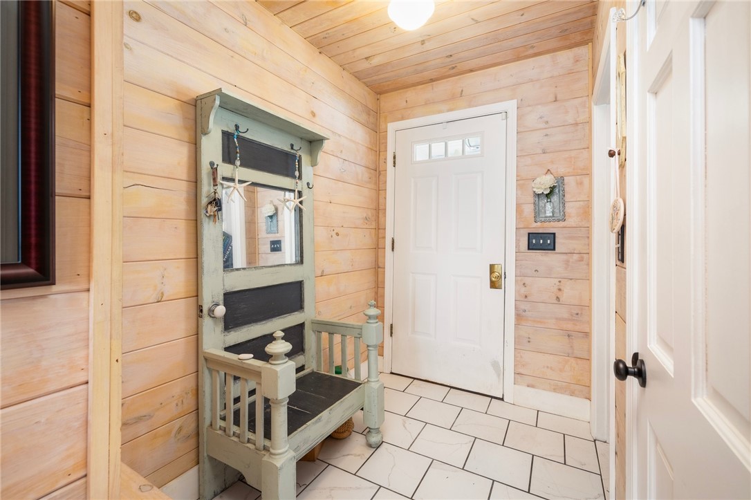 Warwick, Rhode Island 02888, United States, 2 Bedrooms Bedrooms, ,3 BathroomsBathrooms,Residential,Active,92544