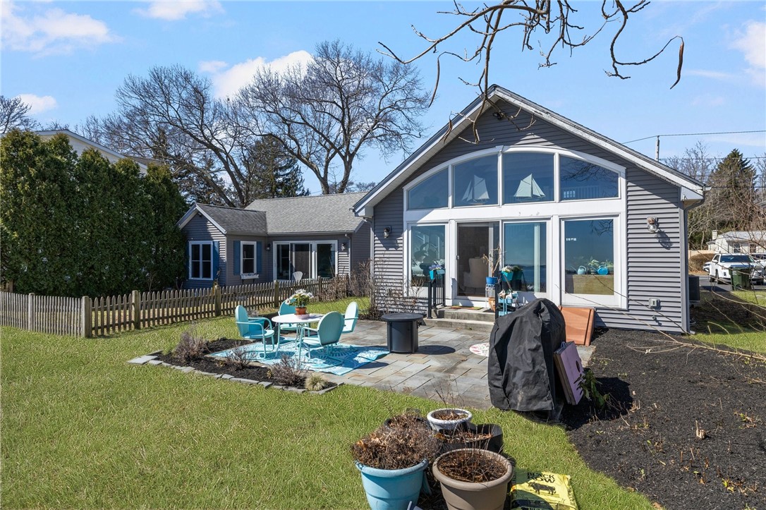 Warwick, Rhode Island 02888, United States, 2 Bedrooms Bedrooms, ,3 BathroomsBathrooms,Residential,Active,92544