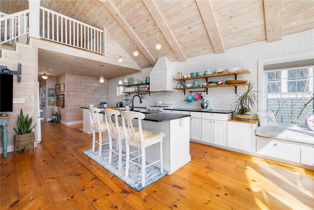 Warwick, Rhode Island 02888, United States, 2 Bedrooms Bedrooms, ,3 BathroomsBathrooms,Residential,Active,92544