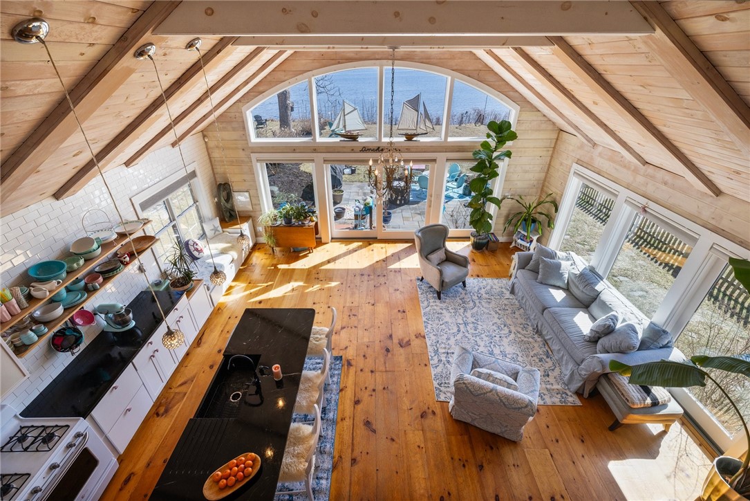 Warwick, Rhode Island 02888, United States, 2 Bedrooms Bedrooms, ,3 BathroomsBathrooms,Residential,Active,92544