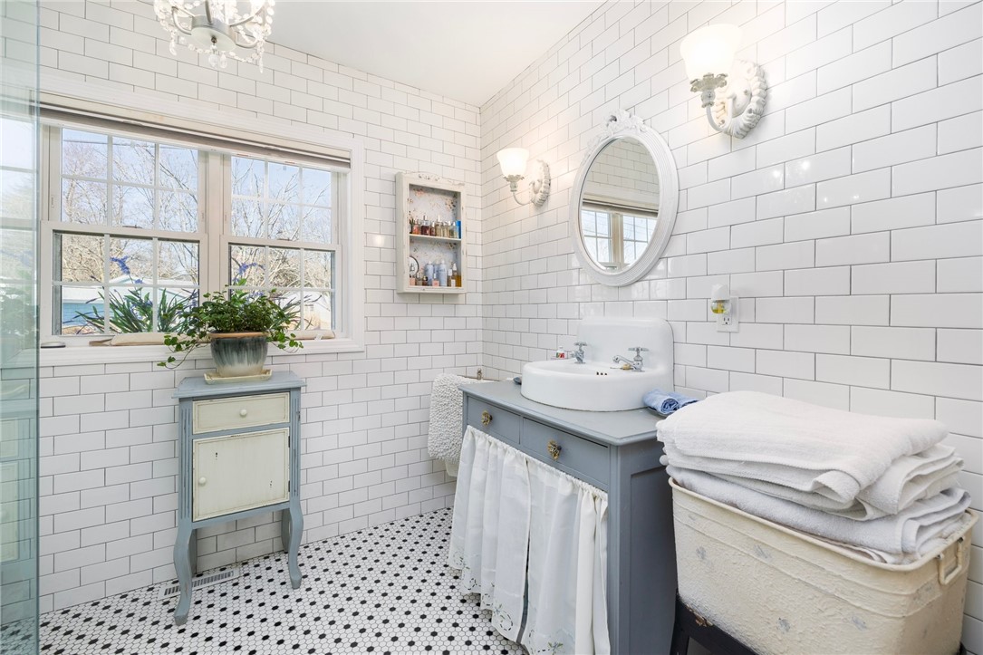 Warwick, Rhode Island 02888, United States, 2 Bedrooms Bedrooms, ,3 BathroomsBathrooms,Residential,Active,92544