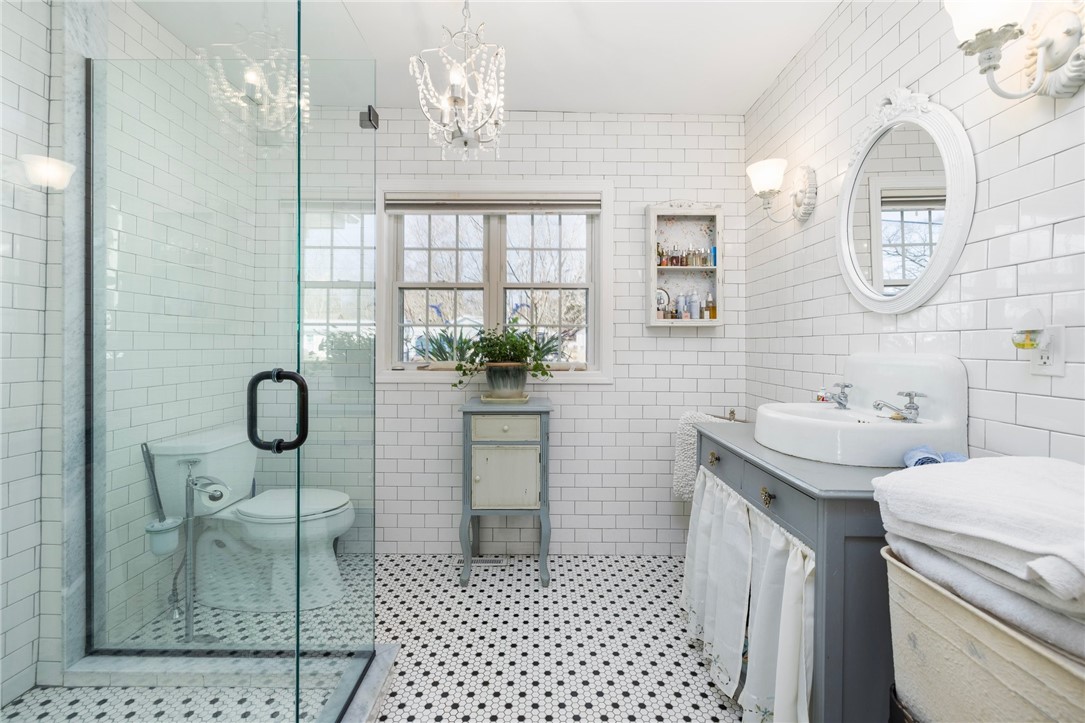 Warwick, Rhode Island 02888, United States, 2 Bedrooms Bedrooms, ,3 BathroomsBathrooms,Residential,Active,92544