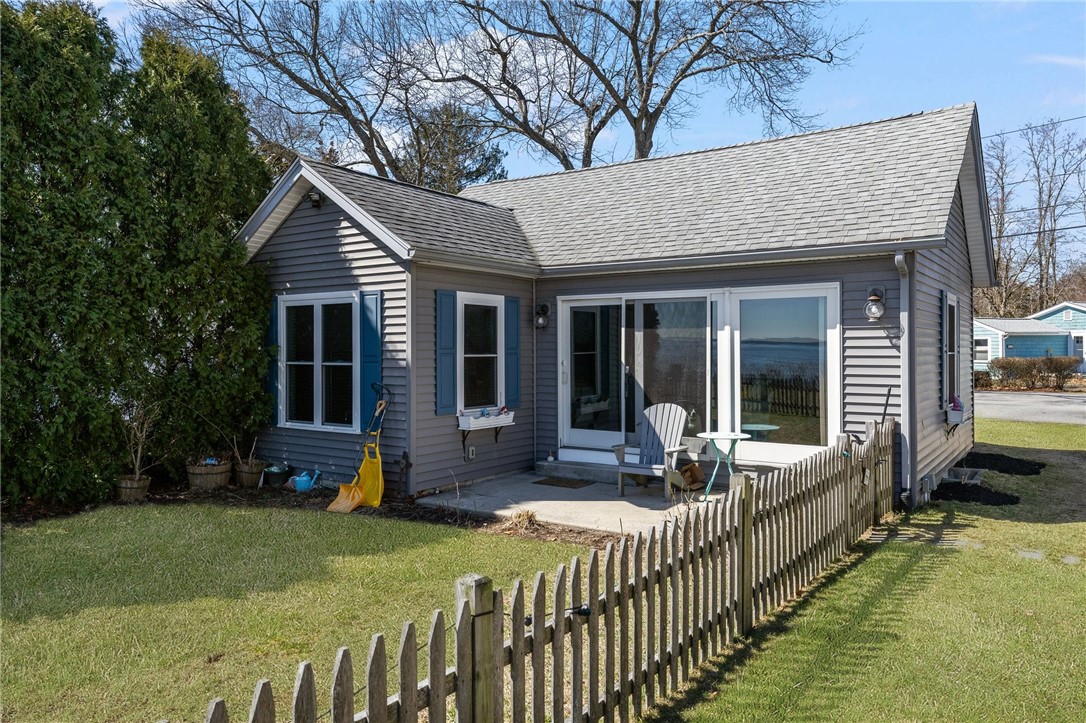 Warwick, Rhode Island 02888, United States, 2 Bedrooms Bedrooms, ,3 BathroomsBathrooms,Residential,Active,92544