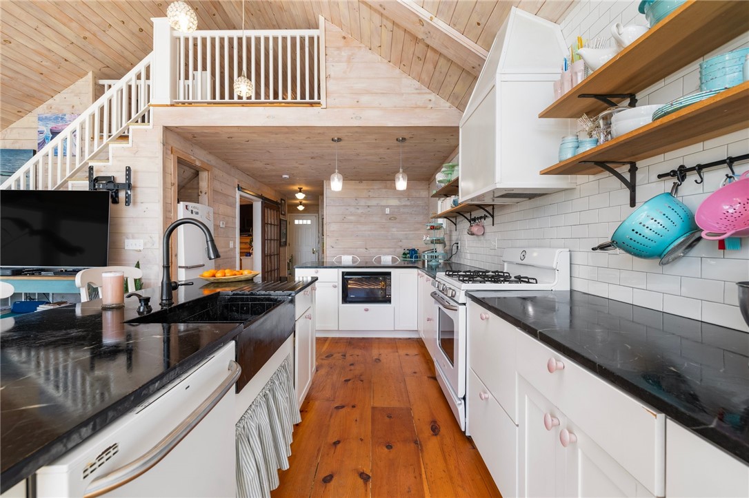 Warwick, Rhode Island 02888, United States, 2 Bedrooms Bedrooms, ,3 BathroomsBathrooms,Residential,Active,92544