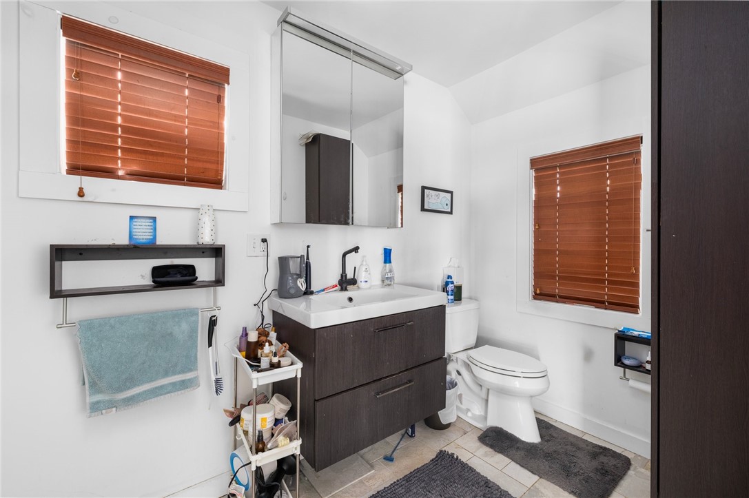 Warwick, Rhode Island 02888, United States, 2 Bedrooms Bedrooms, ,3 BathroomsBathrooms,Residential,Active,92544